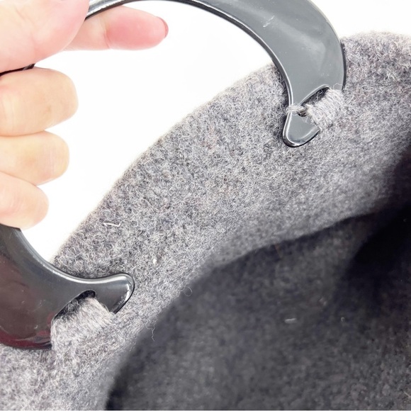 ✅‎ UNBRANDED BOILED WOOL TULIP PURSE WITH LUCITE PLASTIC HANDLES - Picture 2 of 7